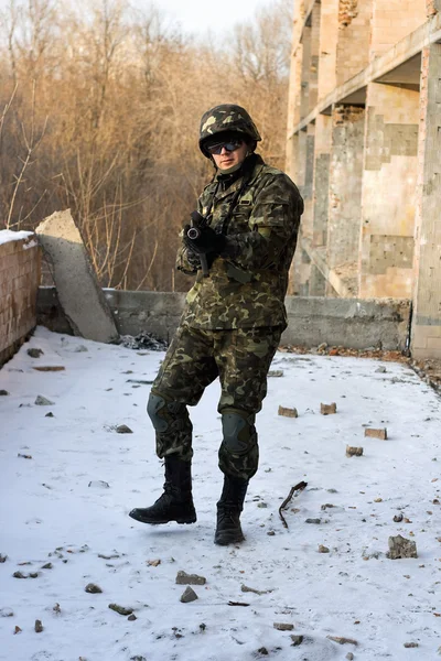 Sterke militaire man met wapen — Stockfoto