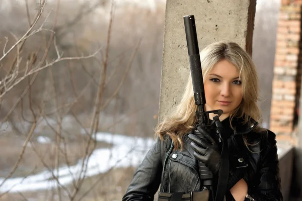 Όμορφο κορίτσι με ένα πυροβόλο όπλο — Φωτογραφία Αρχείου