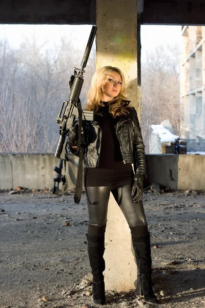 Опасная молодая женщина с винтовкой — стоковое фото