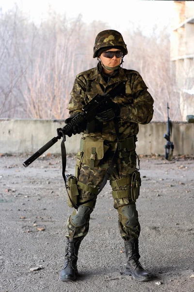 Στρατιωτική τύπος που ασκεί ένα πυροβόλο όπλο — Φωτογραφία Αρχείου