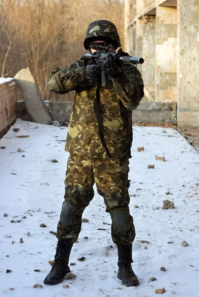 Soldaat in camouflage met geweer — Stockfoto