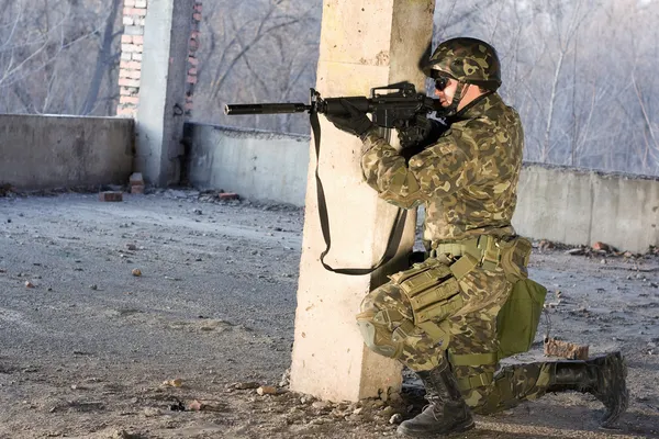 Bewaffneter Mann zielte — Stockfoto