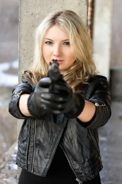 Brave young woman aiming — Stock Photo, Image
