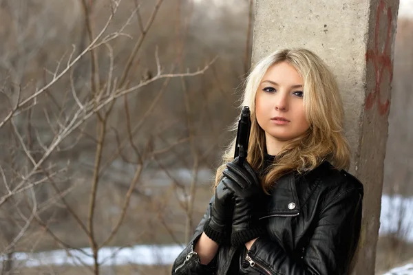 Sinnliche junge Frau mit Waffe — Stockfoto