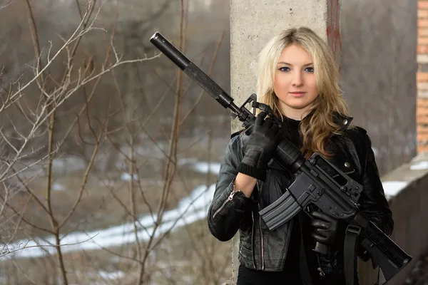 Bang meisje met een geweer — Stockfoto