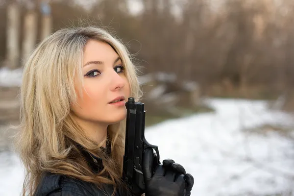 Chica caliente contra la nieve — Foto de Stock