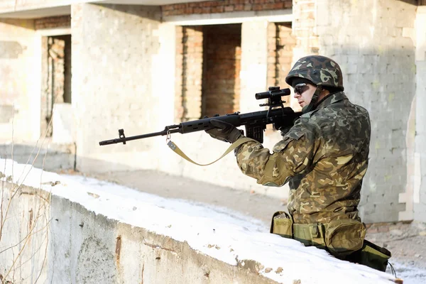 Starker Soldat mit Waffe — Stockfoto