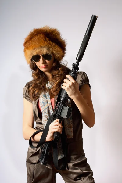 Красива збройна дівчина в капелюсі — стокове фото