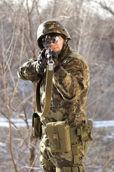 Retrato de soldado con un arma —  Fotos de Stock