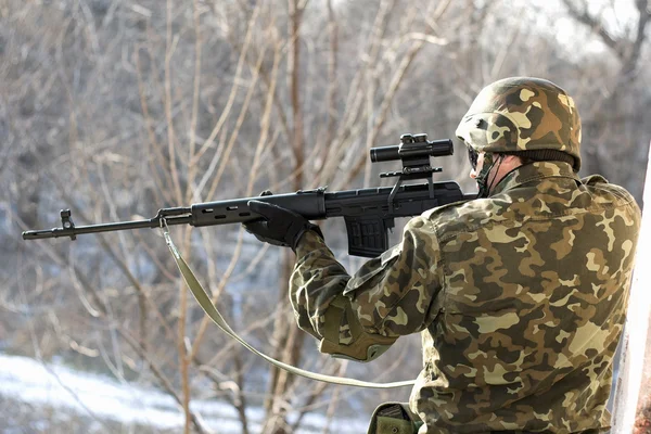 Porträt eines Soldaten mit einem Scharfschützengewehr — Stockfoto