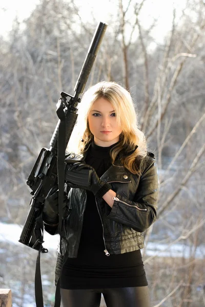 Junge Blondine mit Waffe — Stockfoto