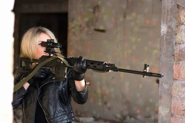 Молода жінка зі снайперською гвинтівкою — стокове фото