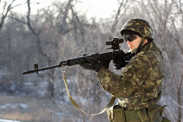 Soldado con rifle de francotirador — Foto de Stock