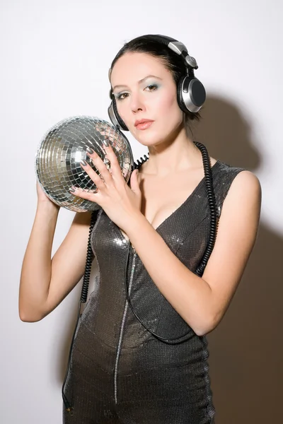 Potret wanita muda yang baik di headphone — Stok Foto