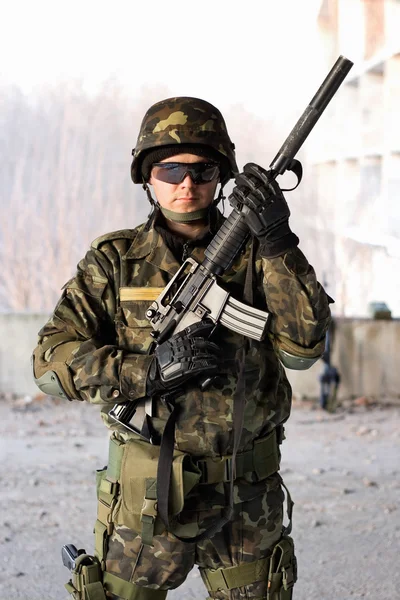 Tipo guapo sosteniendo un rifle — Foto de Stock