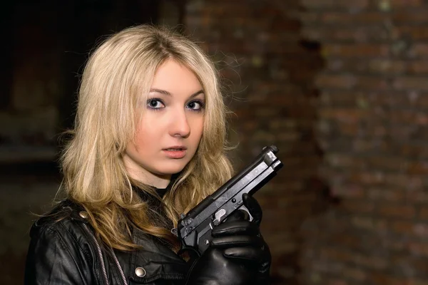 Налякана красива жінка з пістолетом — стокове фото