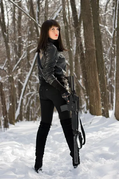Schöne junge Frau mit einem Gewehr — Stockfoto
