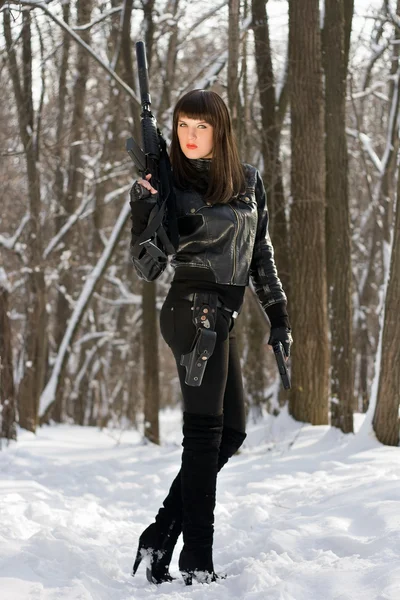 Starke junge Frau mit Gewehr — Stockfoto