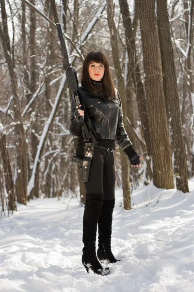Pericoloso ragazza sexy con un fucile — Foto Stock