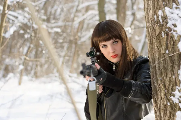 Sexy jovem mulher com um rifle sniper — Fotografia de Stock