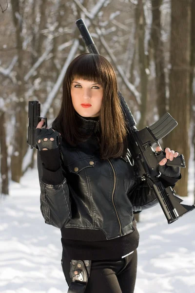 Νεαρή γυναίκα με όπλο — Φωτογραφία Αρχείου