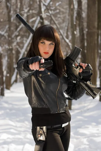 Porträt einer jungen Frau mit Waffe — Stockfoto