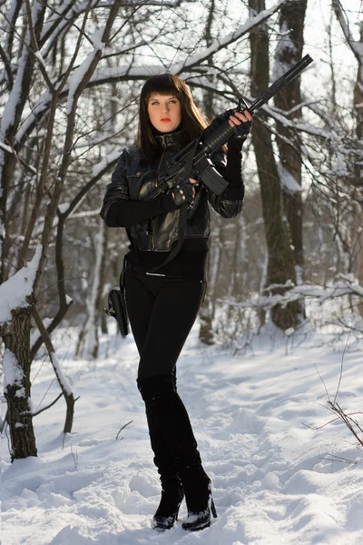 Attraktive junge Frau mit Gewehr — Stockfoto