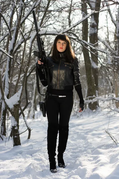 Wunderschöne junge Frau mit einem Gewehr — Stockfoto