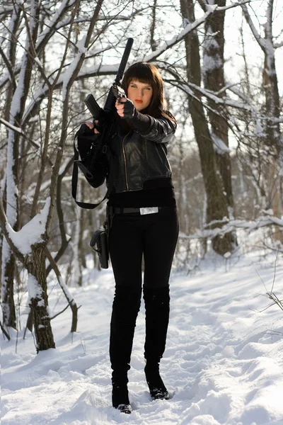 Silahlı güzel bir genç kadın — Stok fotoğraf