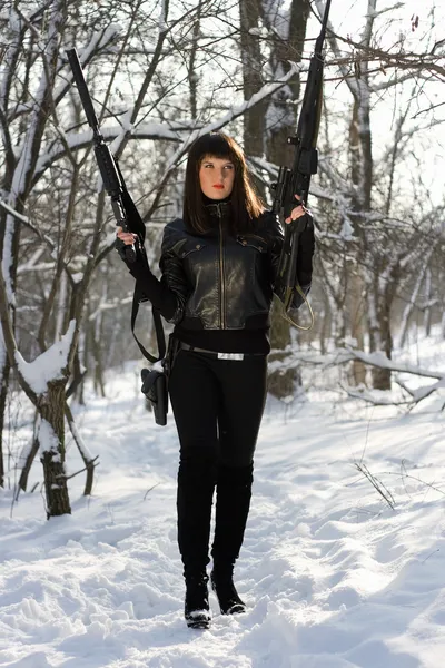 Bewaffnete hübsche junge Frau — Stockfoto
