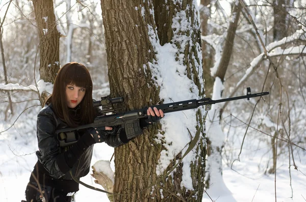 Prachtige vrouw met een sniper rifle — Stockfoto