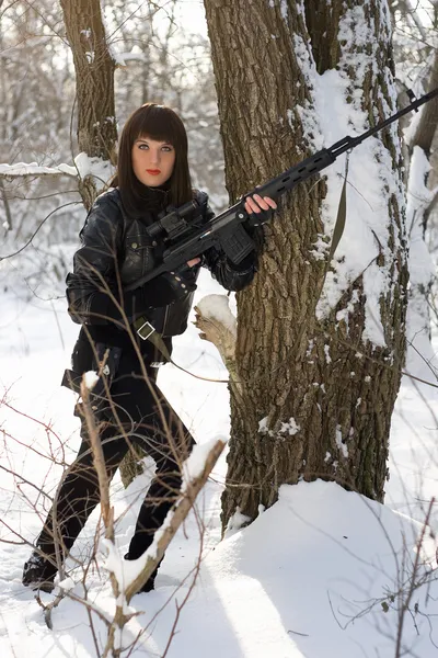 Mujer joven con un rifle de francotirador — Foto de Stock