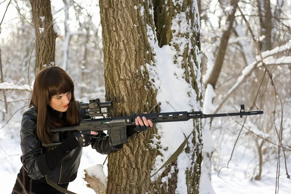 Bir keskin nişancı tüfeği ile güzel bir kadın — Stok fotoğraf