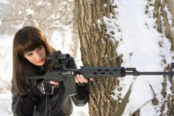Frau mit Scharfschützengewehr — Stockfoto