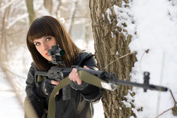 Jeune femme avec un fusil de sniper — Photo