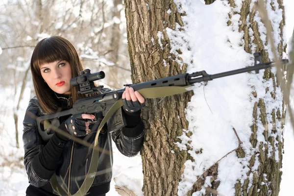 Senhora com um rifle sniper — Fotografia de Stock