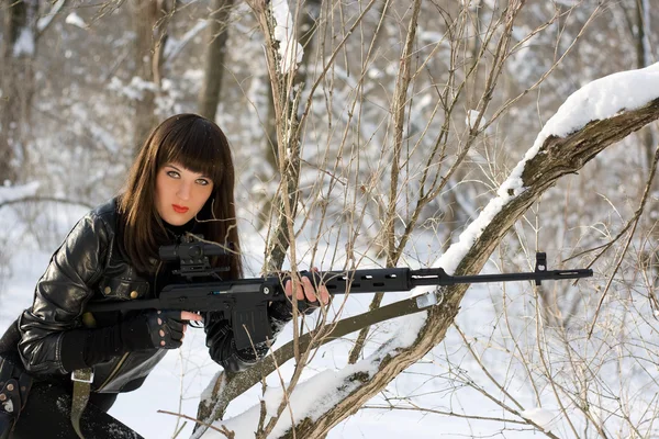狙撃兵のライフルを持つ若い女 — ストック写真