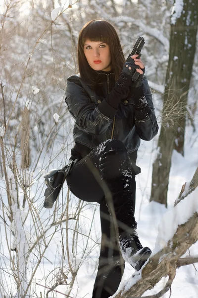 Giovane donna sexy con una pistola — Foto Stock