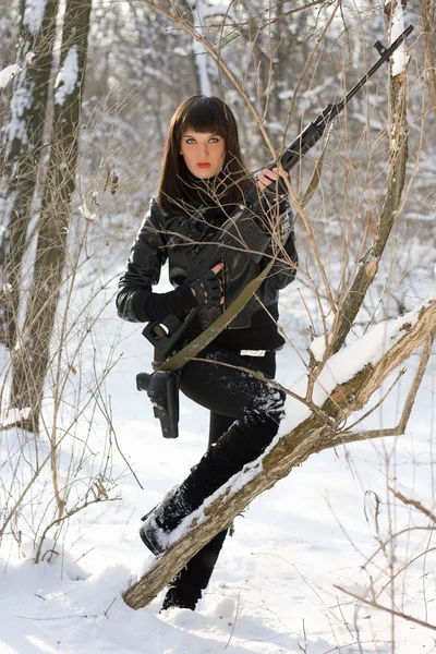 Attraktive Frau mit Scharfschützengewehr — Stockfoto