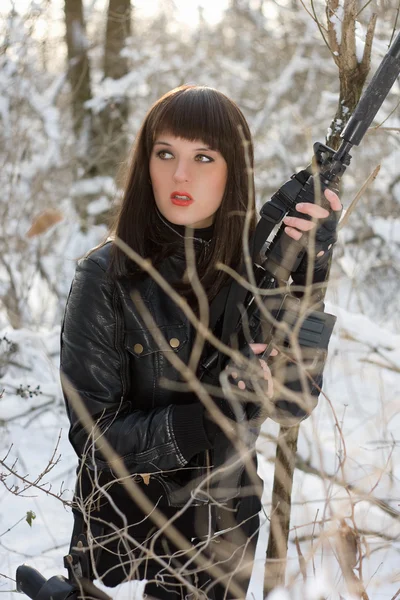 Bir tüfek ile seksi genç bayan — Stok fotoğraf