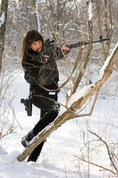 Sexy vrouw met een sniper rifle — Stockfoto