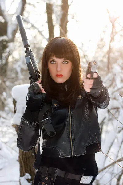Портрет озброєної красивої молодої леді — стокове фото