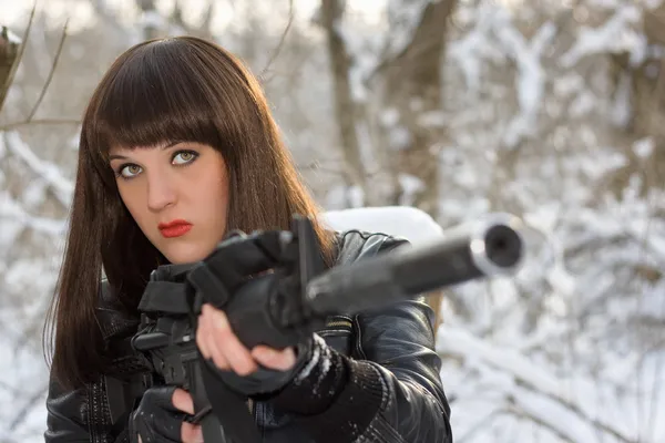 Bir tüfek ile güçlü genç bayan — Stok fotoğraf