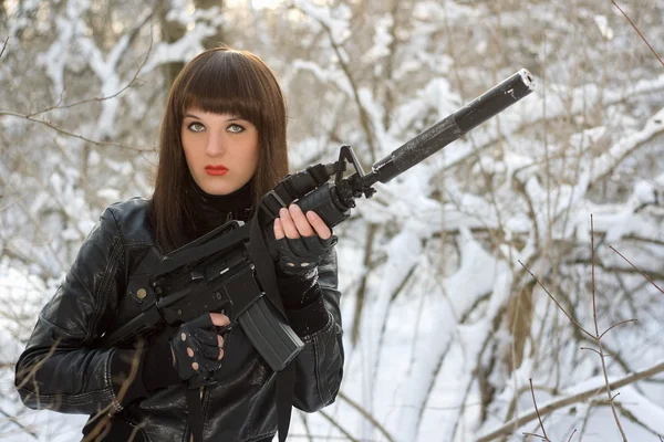 Portrait of young lady with a rifle — Stock Photo, Image