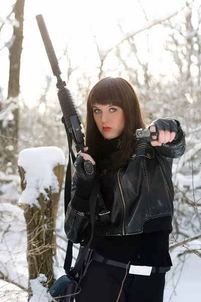 武装した素敵な若い女性の肖像画 — ストック写真