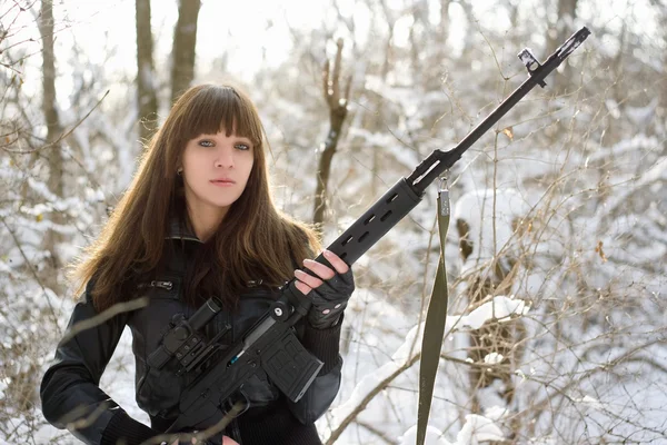 Bewaffnete junge Frau mit Waffe — Stockfoto