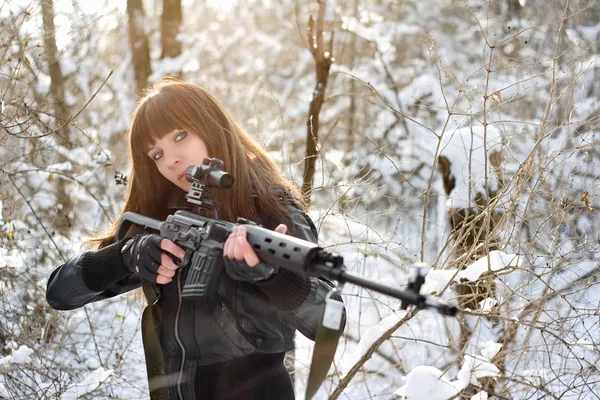 Brünettes Mädchen zielt mit einer Waffe — Stockfoto