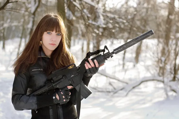 Schöne bewaffnete Mädchen im Wald — Stockfoto