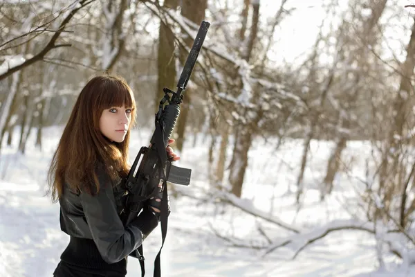 Silahlı kadın kış orman — Stok fotoğraf