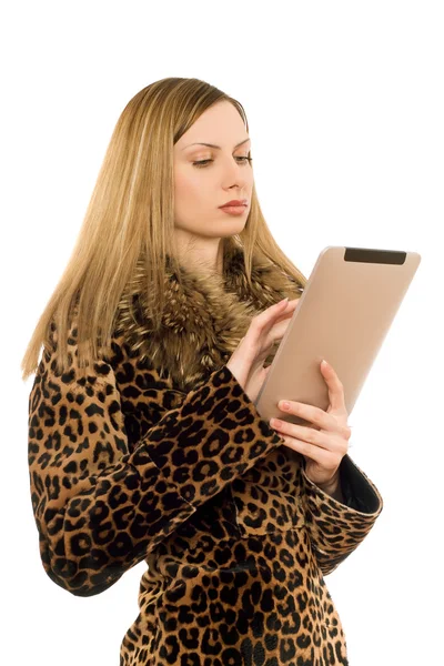 Rubia mirando la tableta pc — Foto de Stock